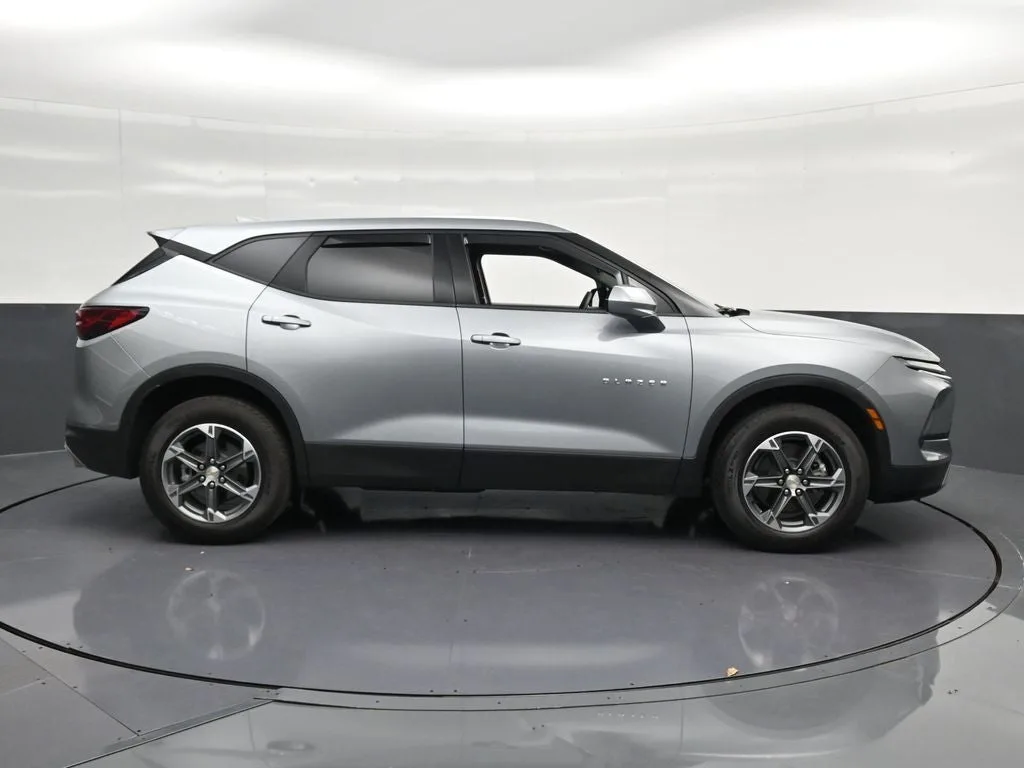 2025 Chevrolet Blazer LT photo 4