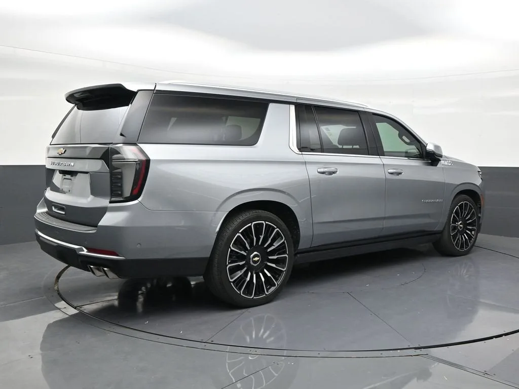 2025 Chevrolet Suburban High Country photo 5