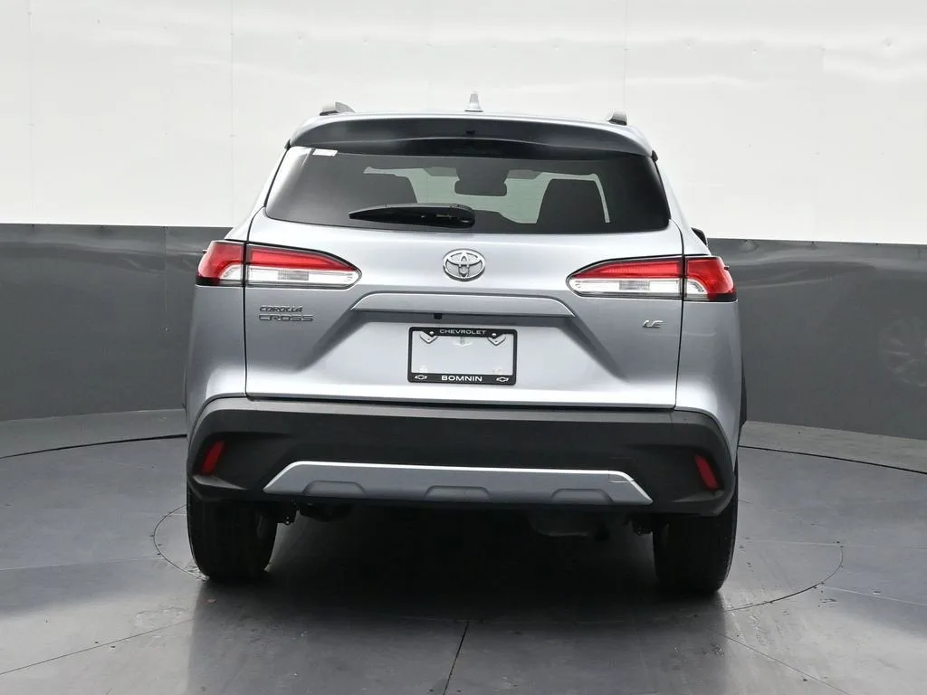2024 Toyota Corolla Cross LE photo 4