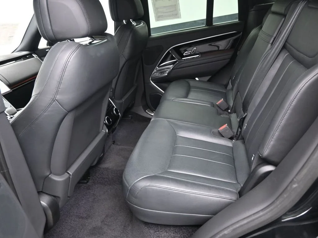 2023 Land Rover Range Rover SE photo 10