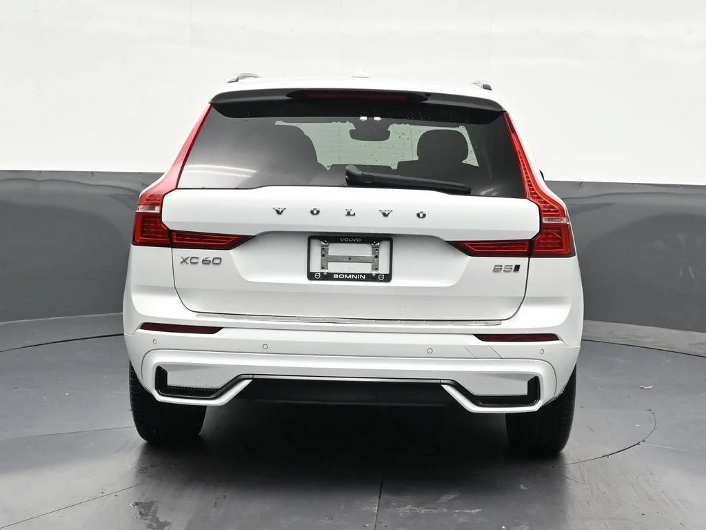 2024 Volvo XC60 B5 Core Dark Theme photo 5
