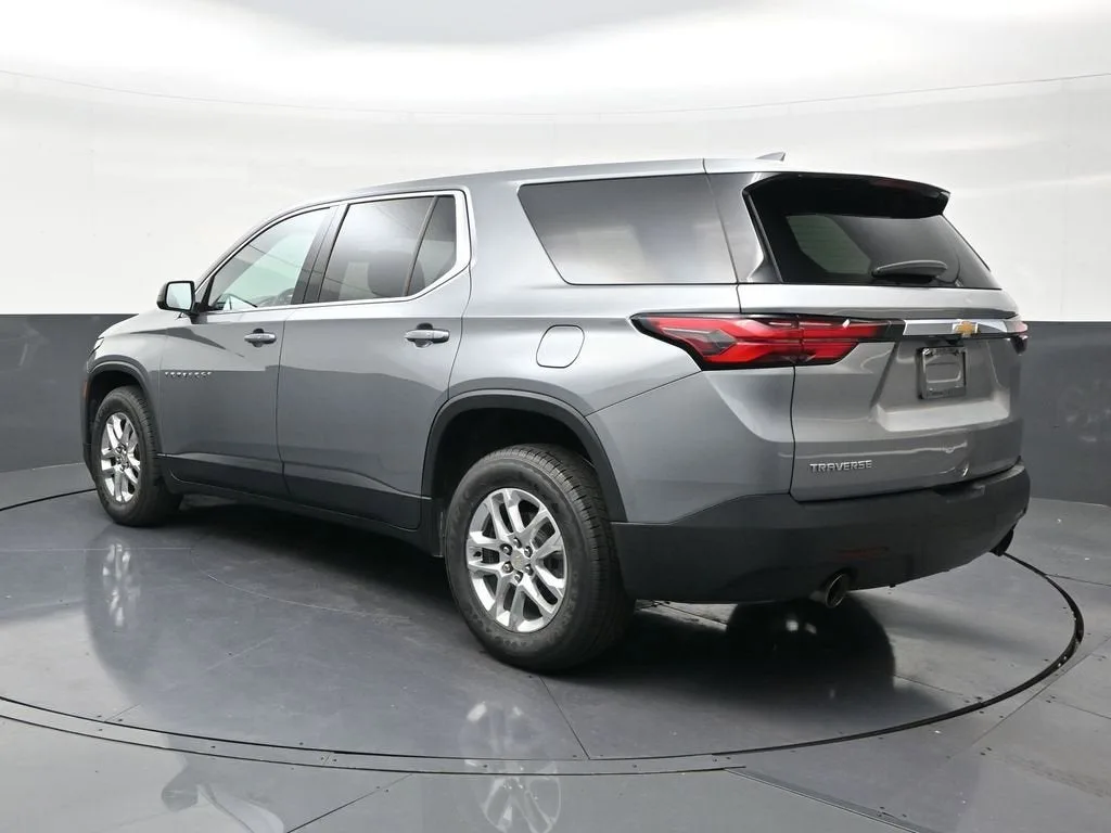 2023 Chevrolet Traverse LS photo 3