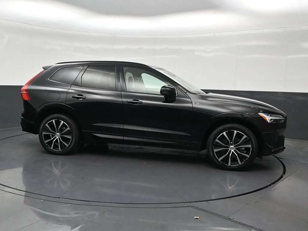 2024 Volvo XC60 B5 Plus Dark Theme photo 7