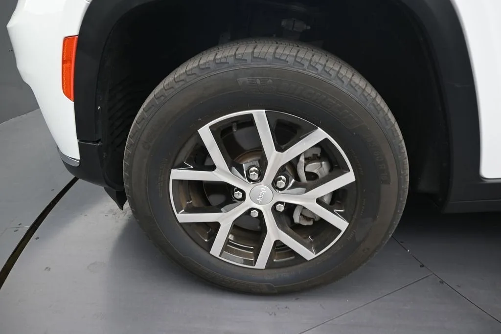 2023 Jeep Grand Cherokee L Limited photo 9