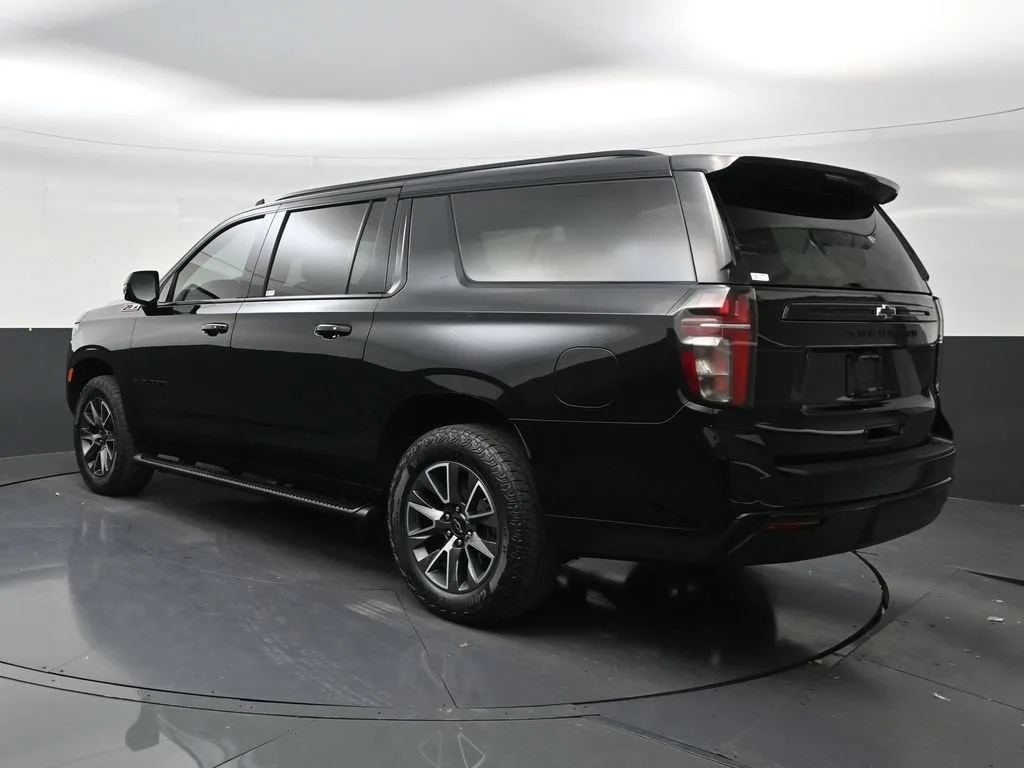 2023 Chevrolet Suburban Z71 photo 3