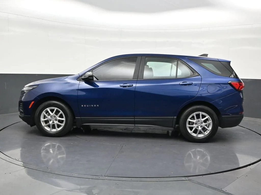 2023 Chevrolet Equinox LS photo 2