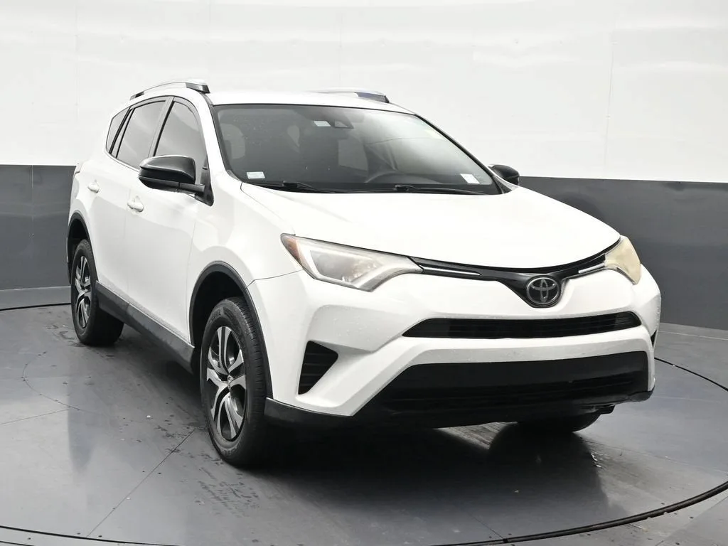 2018 Toyota RAV4 LE photo 8