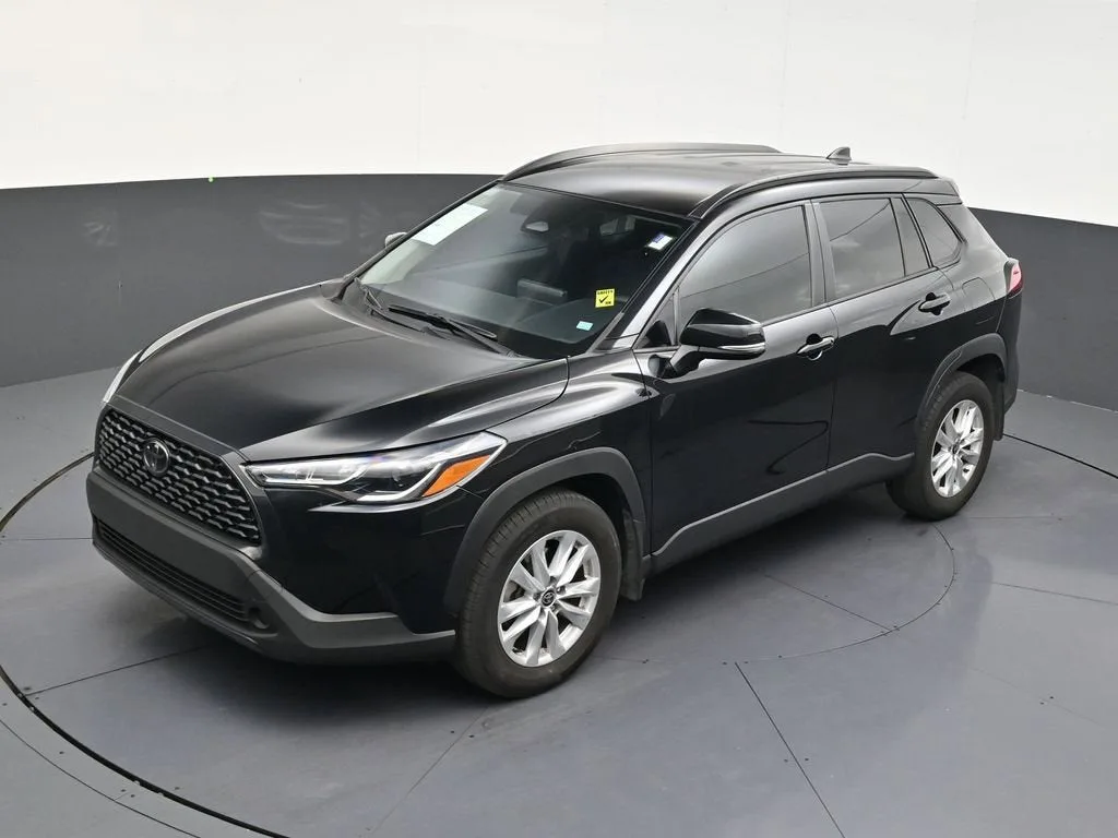 2024 Toyota Corolla Cross LE photo 12