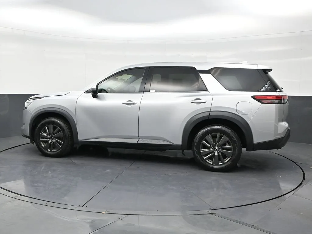 2022 Nissan Pathfinder S 2WD photo 2