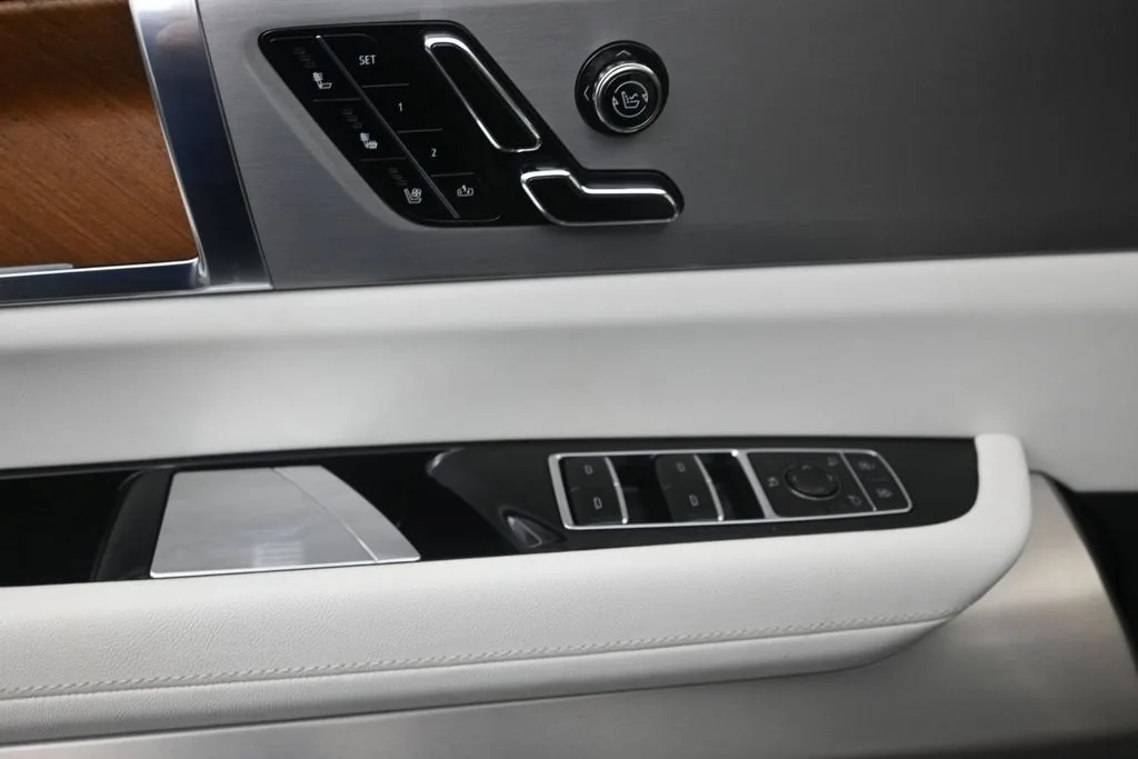 2026 Cadillac VISTIQ Sport photo 10