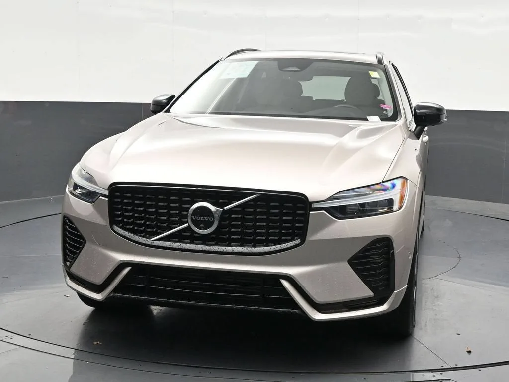 2025 Volvo XC60 Plug-In Hybrid Plus, T8 AWD Electric/Gasoline, Dark photo 9