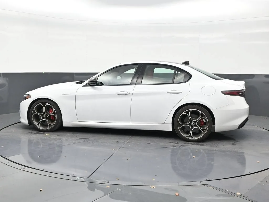 2024 Alfa Romeo Giulia Veloce photo 2