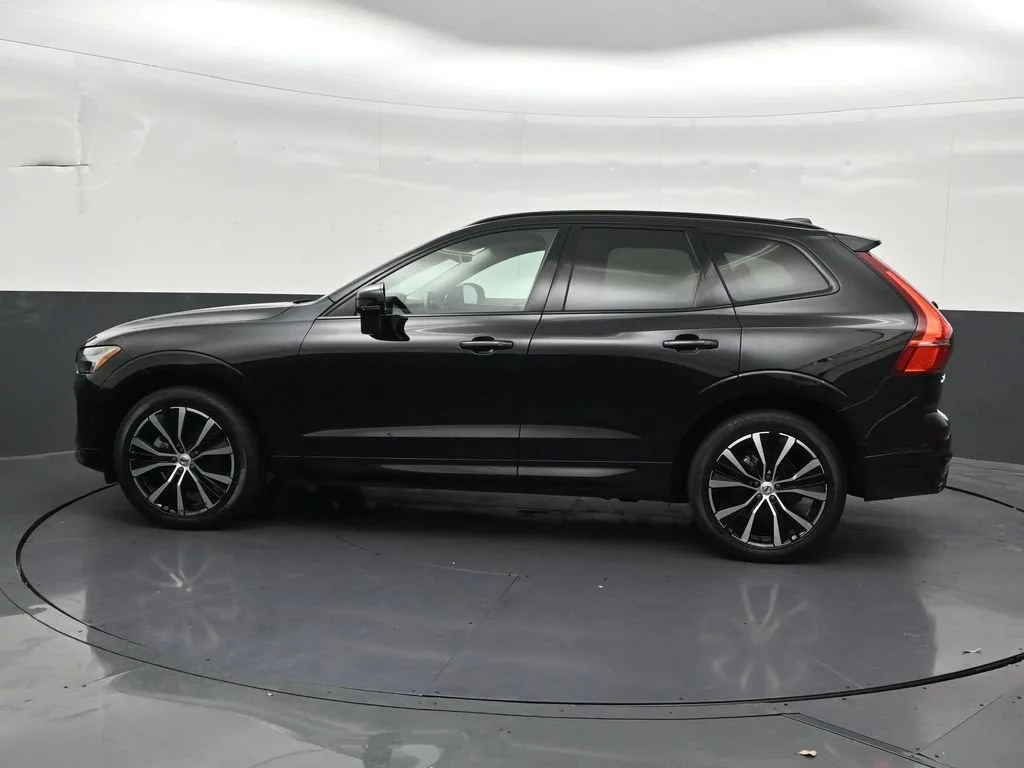 2024 Volvo XC60 B5 Plus Dark Theme photo 2