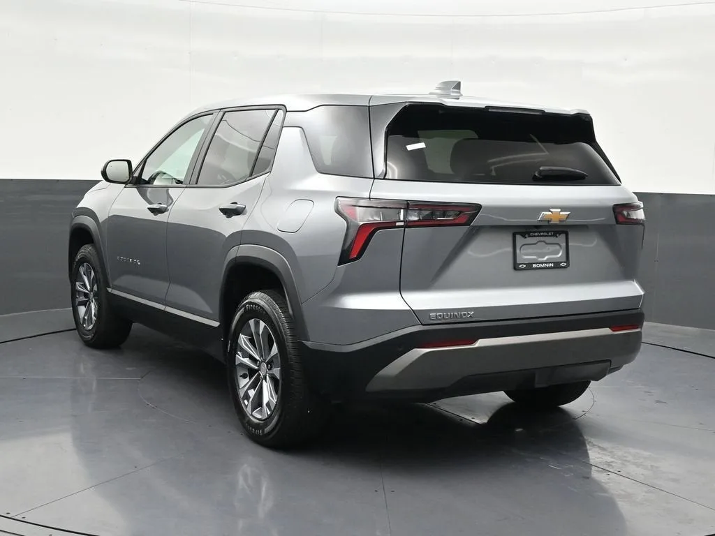 2025 Chevrolet Equinox LT photo 3