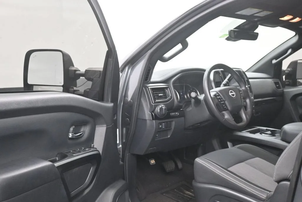 2023 Nissan TITAN Crew Cab SV 4x4 photo 11