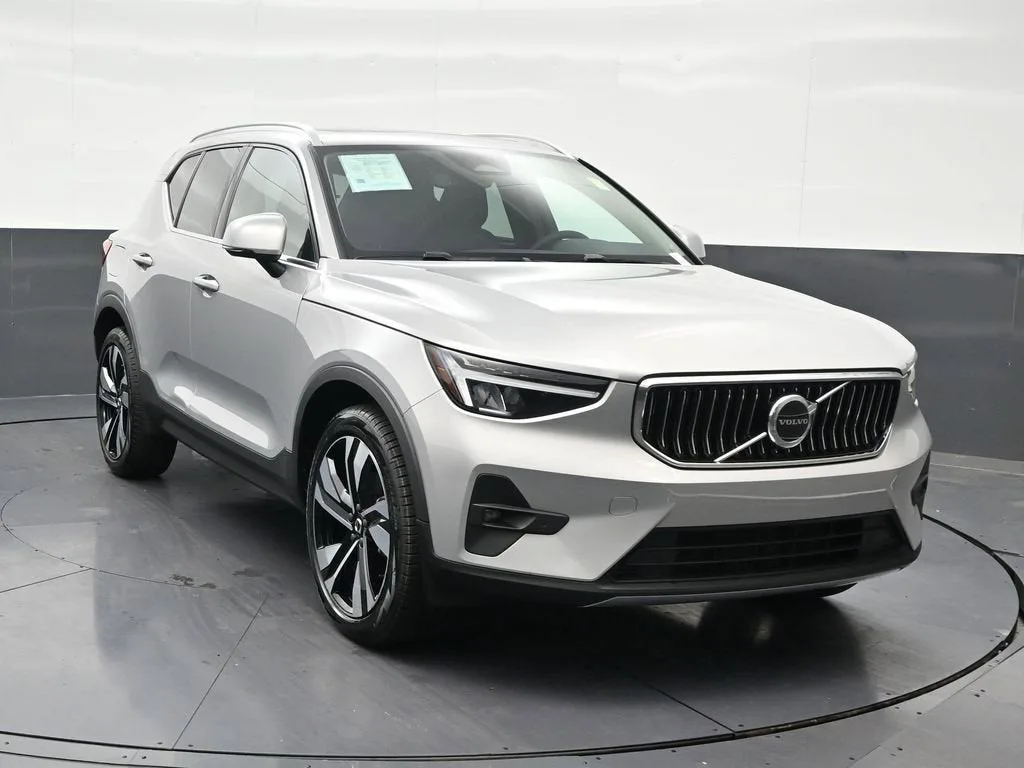 2023 Volvo XC40 B5 Plus Bright Theme photo 8