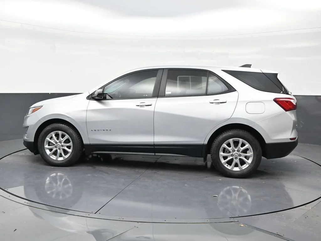 2021 Chevrolet Equinox LS photo 2