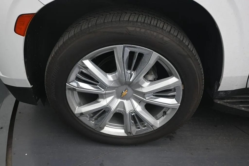 2022 Chevrolet Suburban High Country photo 9