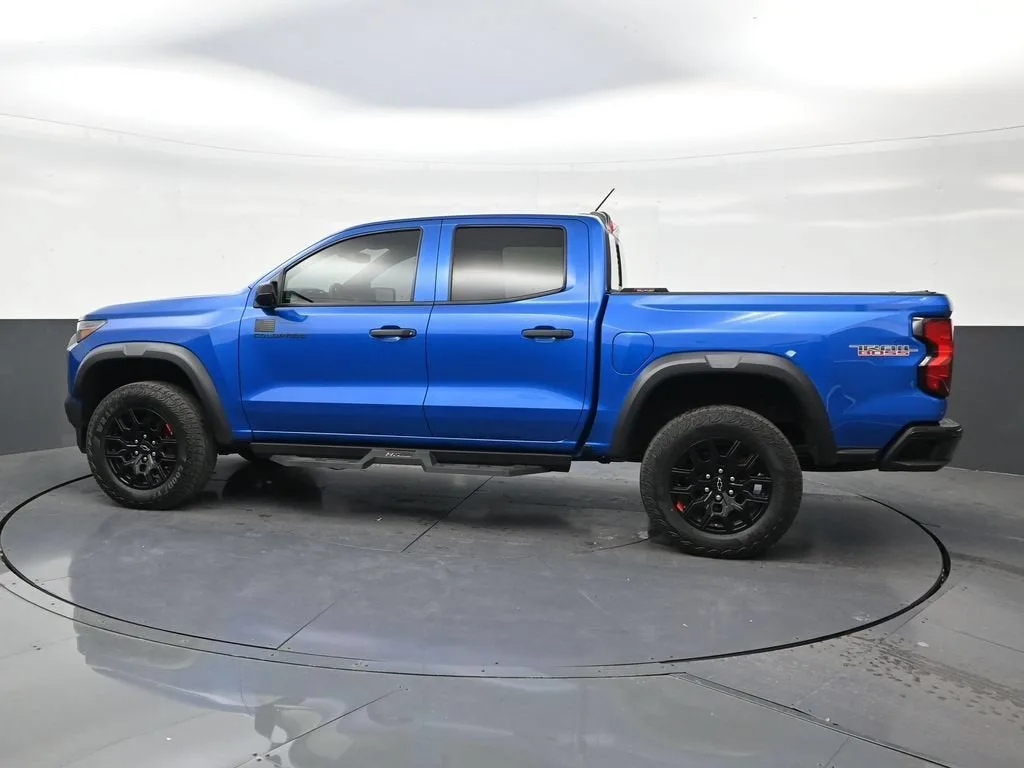 2023 Chevrolet Colorado 4WD Trail Boss photo 2