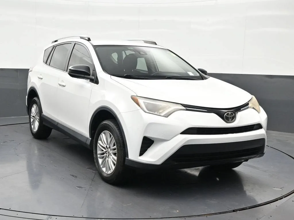 2017 Toyota RAV4 LE photo 8