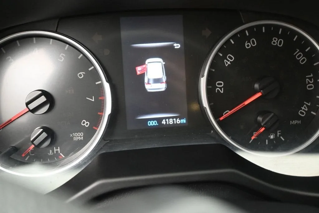 2022 Toyota RAV4 LE photo 12