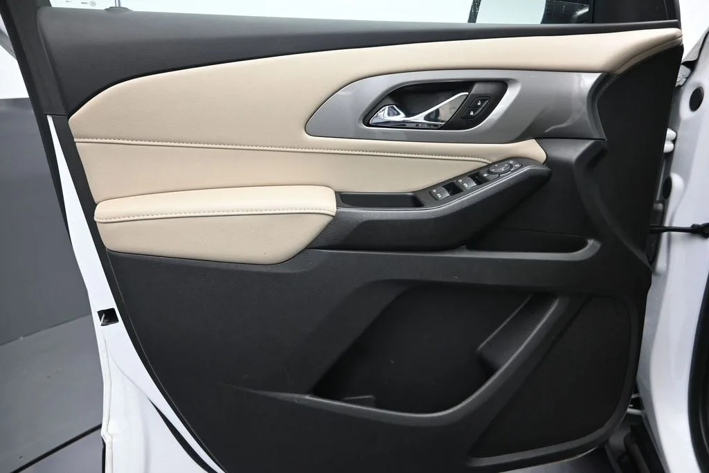 2023 Chevrolet Traverse LS photo 12