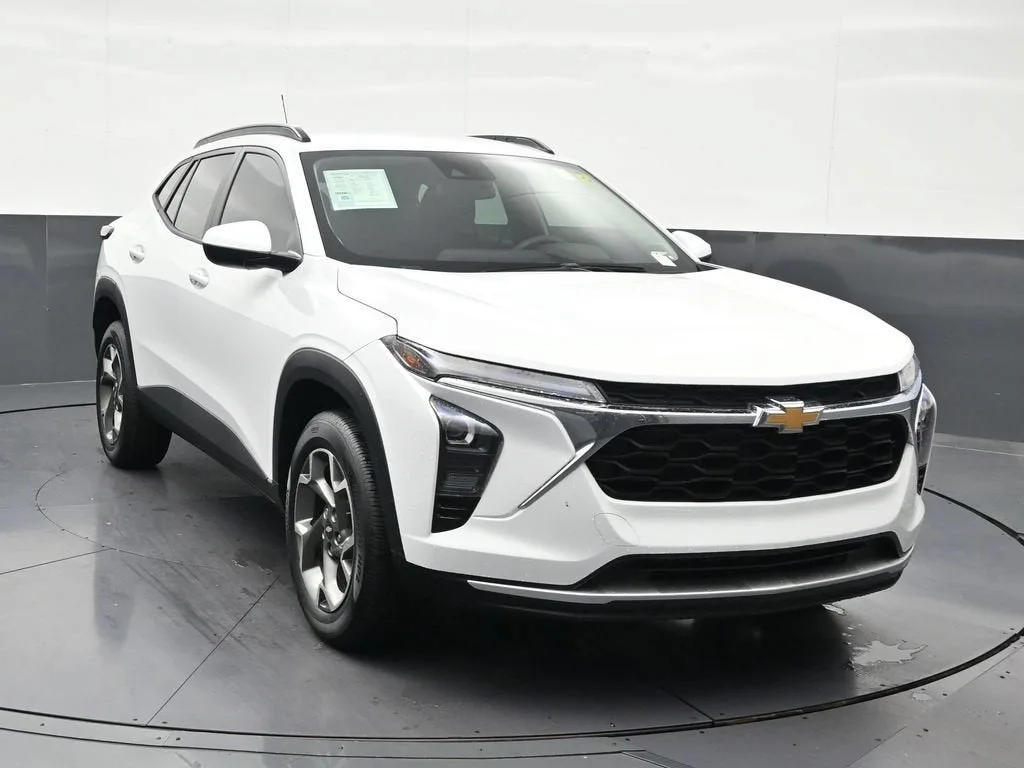 2025 Chevrolet Trax LT photo 8