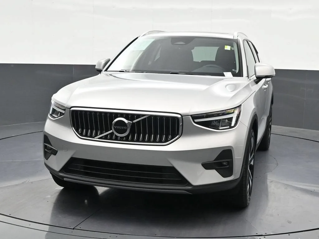 2023 Volvo XC40 B5 Plus Bright Theme photo 9