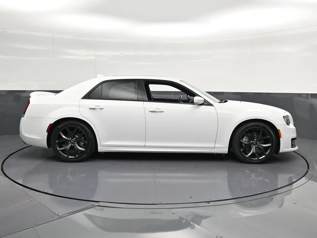 2023 Chrysler 300 S photo 4