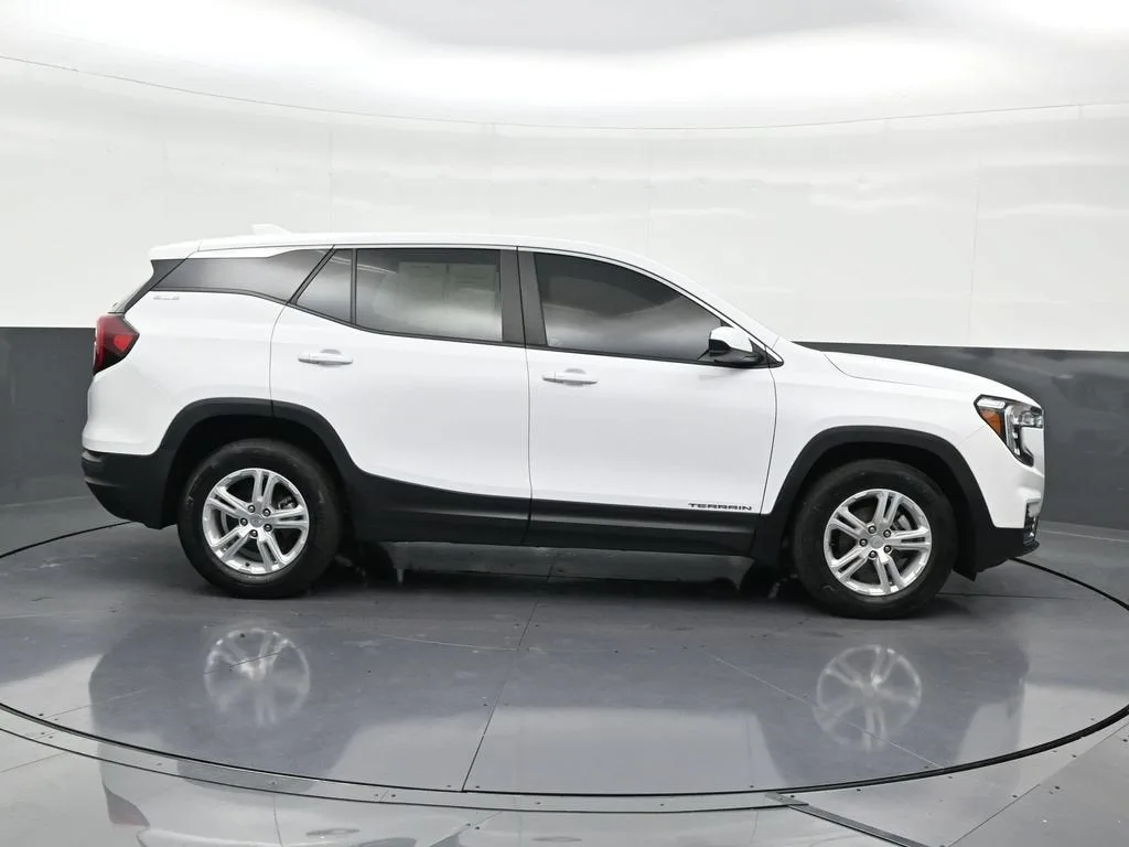 2024 GMC Terrain SLE photo 8