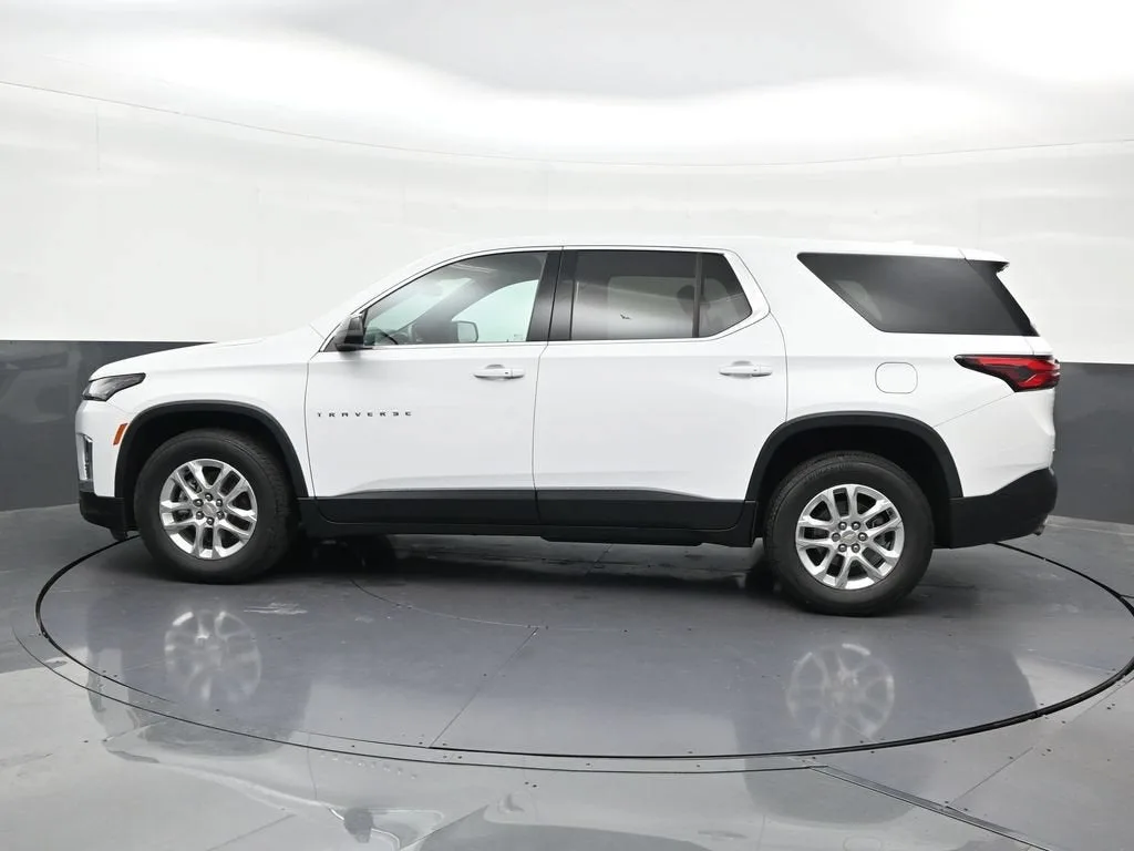 2022 Chevrolet Traverse LS photo 2