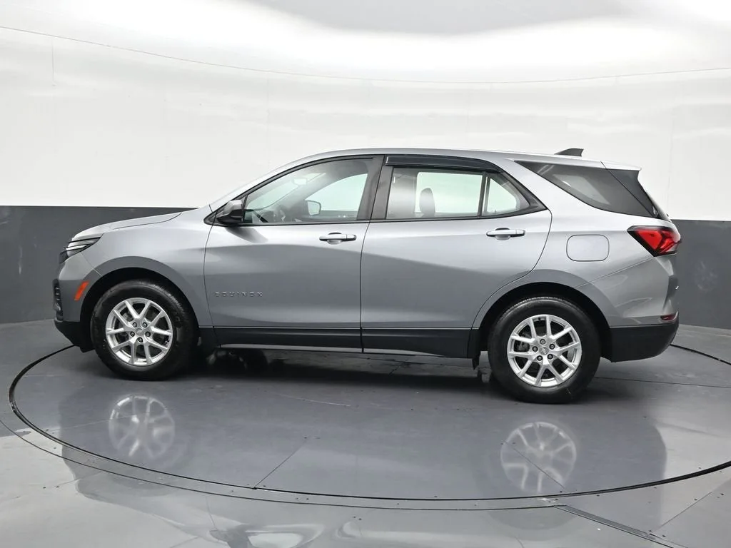 2024 Chevrolet Equinox LS photo 2