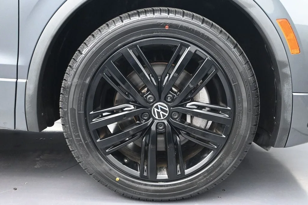 2022 Volkswagen Tiguan 2.0T SE R-Line Black photo 9