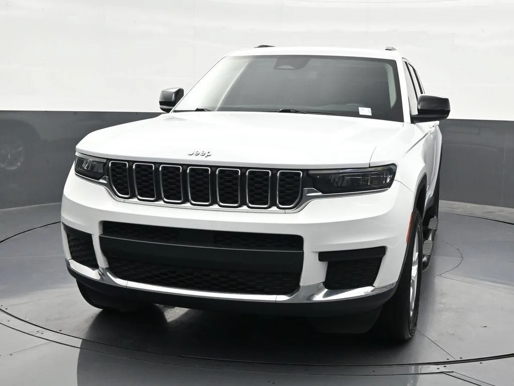 2022 Jeep Grand Cherokee L Laredo 4x2 photo 9