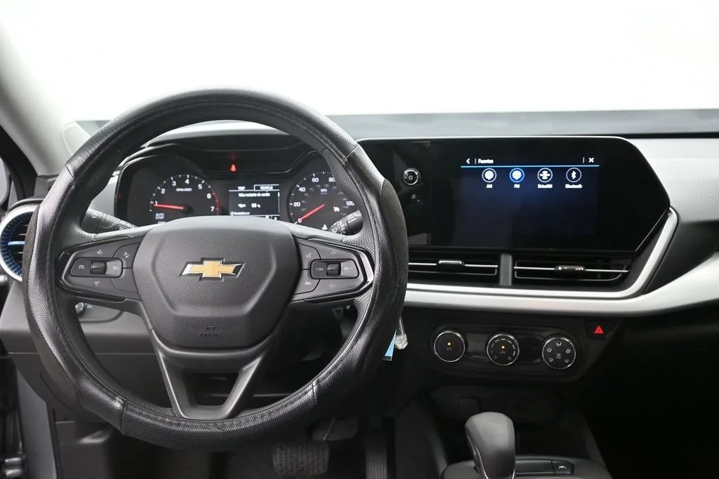 2025 Chevrolet Trax LS photo 11