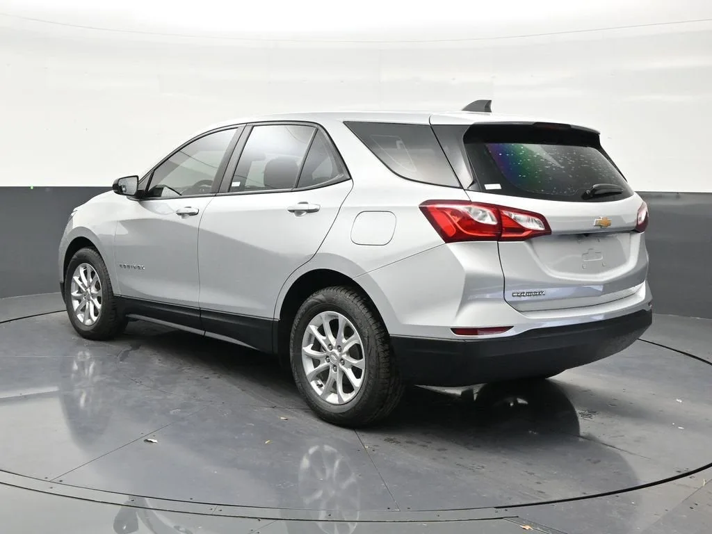2021 Chevrolet Equinox LS photo 3