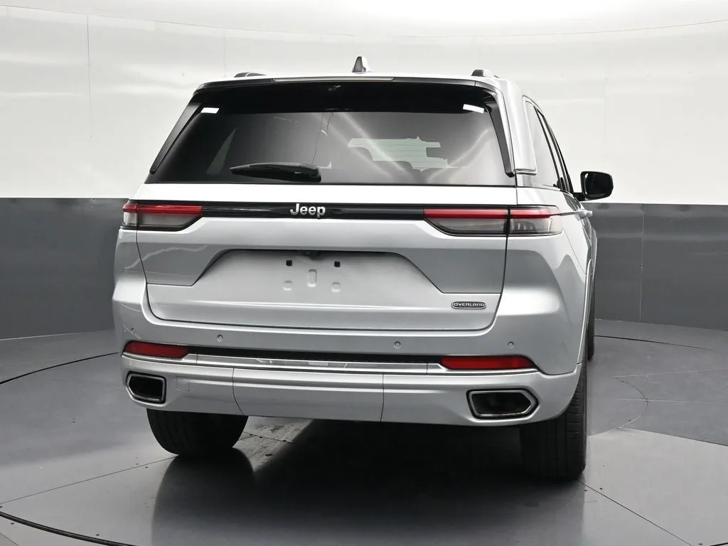2023 Jeep Grand Cherokee Overland photo 2