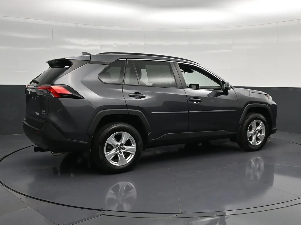 2021 Toyota RAV4 XLE photo 3