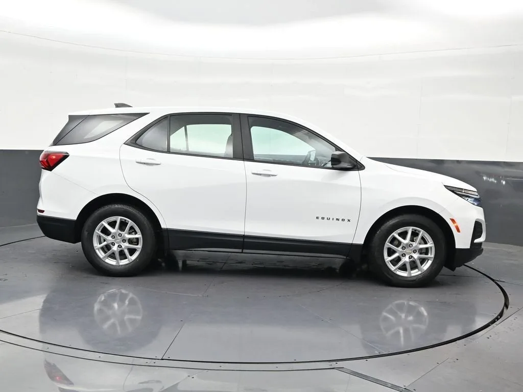 2022 Chevrolet Equinox LS photo 7