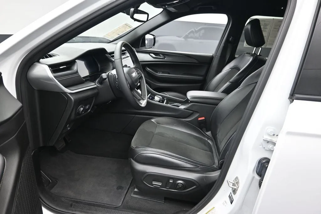 2023 Jeep Grand Cherokee L Altitude photo 10