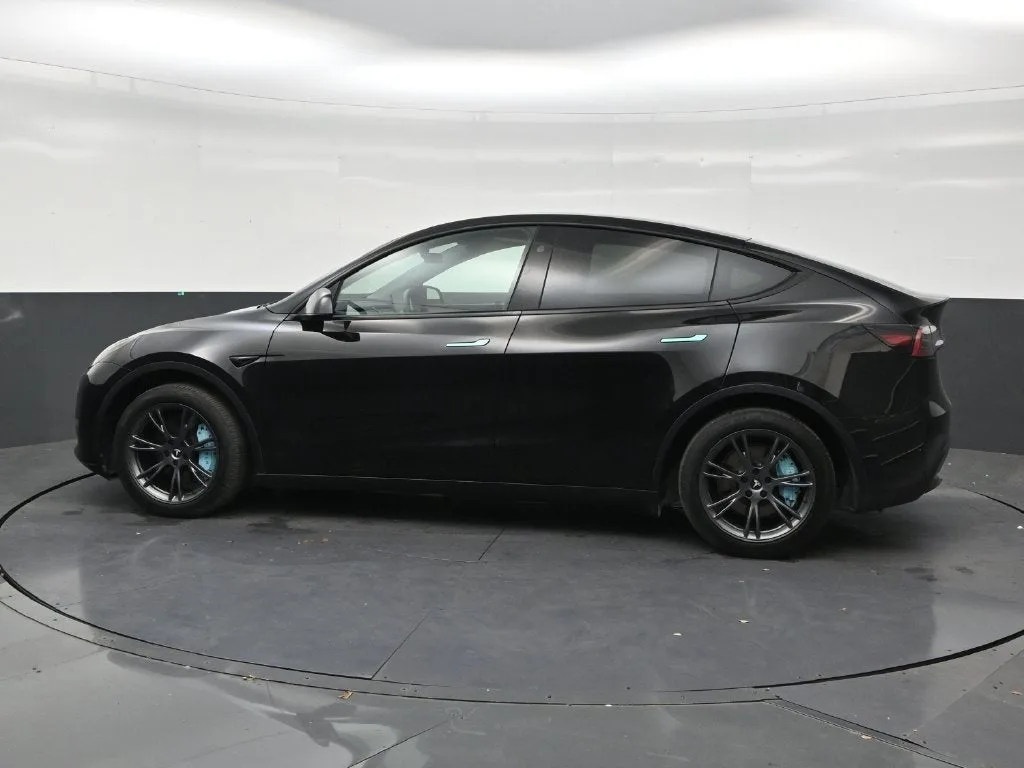 2024 Tesla Model Y LONG RANGE photo 2
