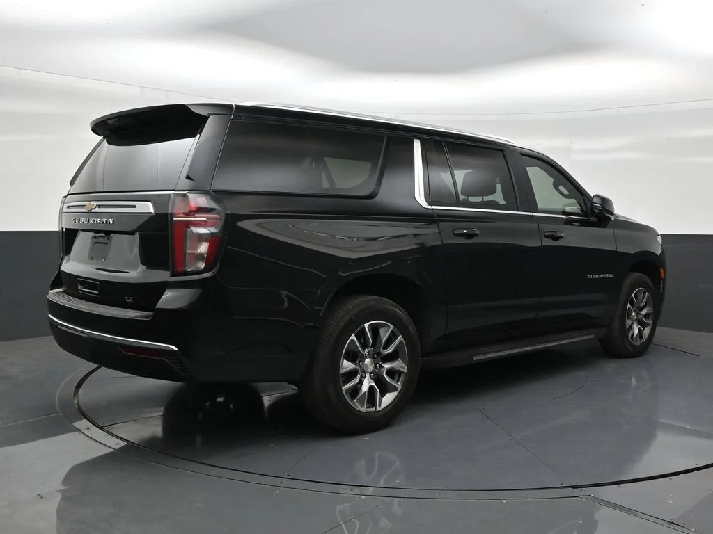 2024 Chevrolet Suburban LT photo 5