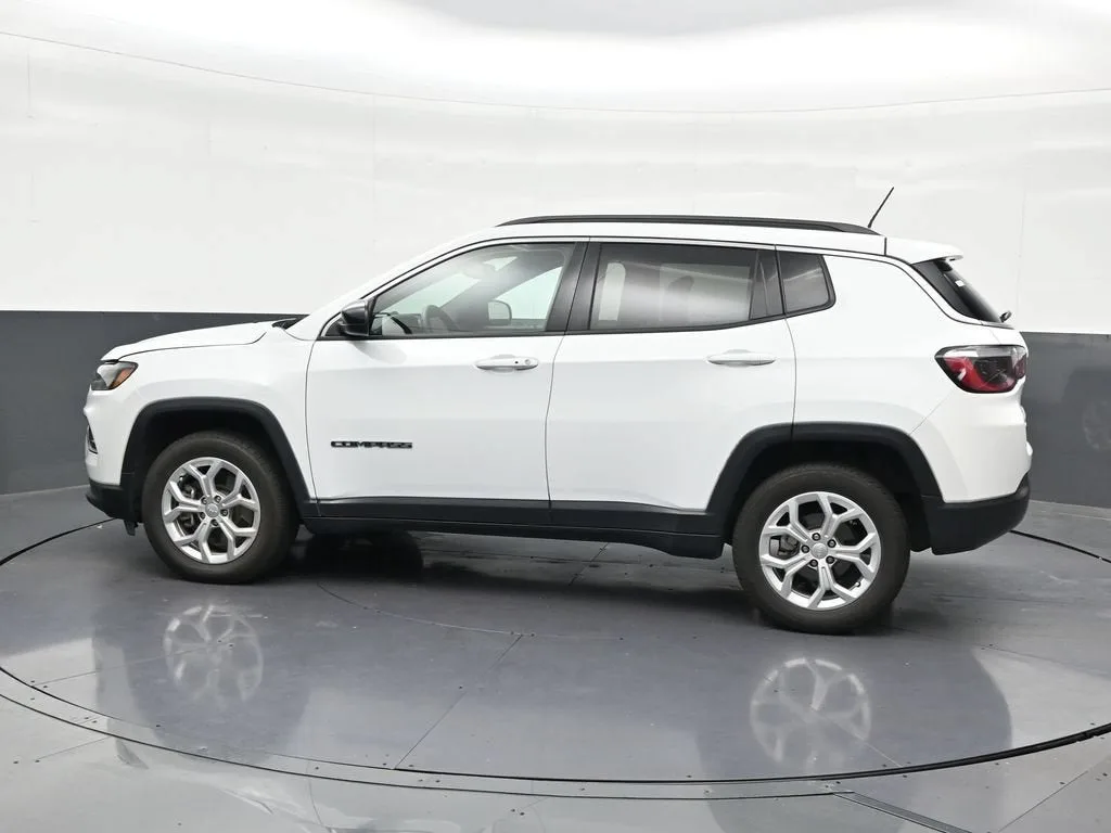 2024 Jeep Compass Latitude 4x4 photo 2