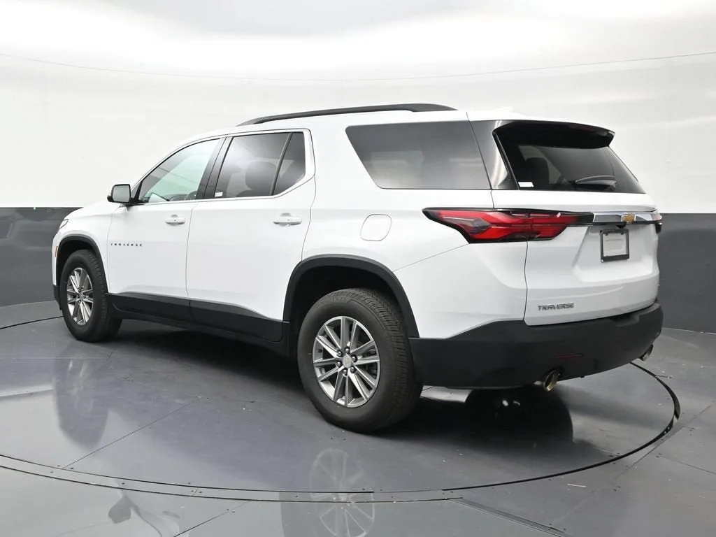 2023 Chevrolet Traverse LT Cloth photo 3