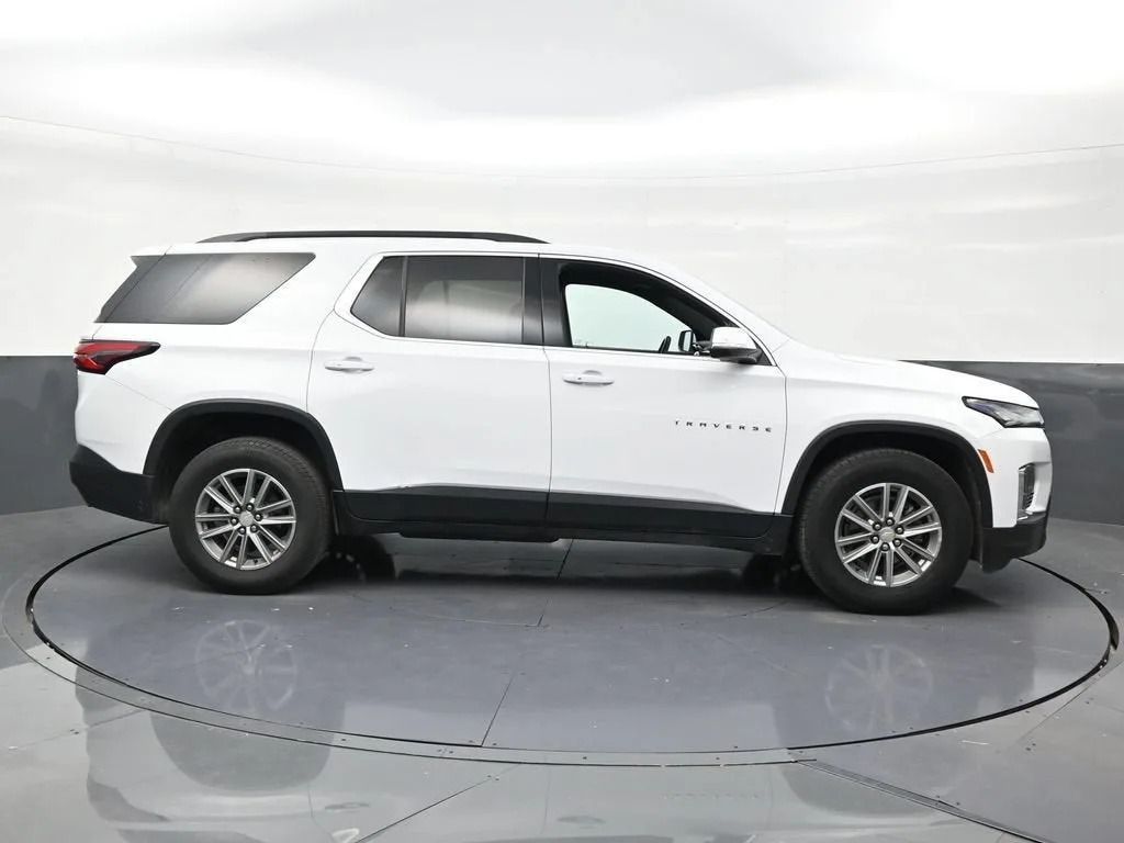 2023 Chevrolet Traverse LT Cloth photo 6