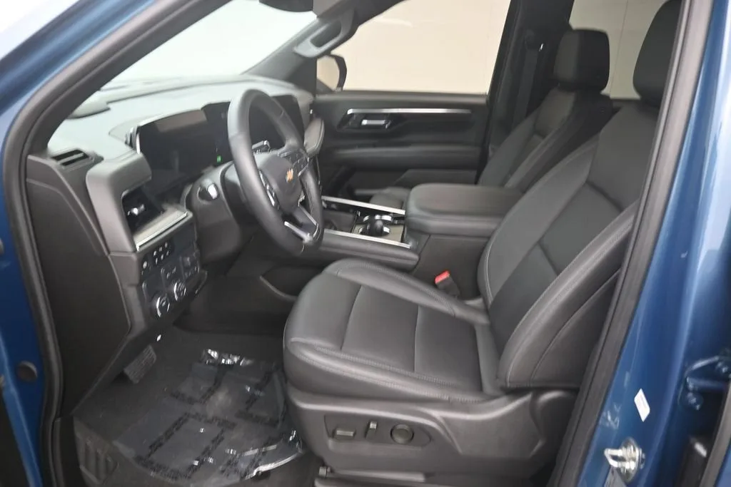 2025 Chevrolet Suburban LT photo 10