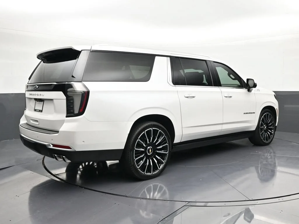 2025 Chevrolet Suburban High Country photo 5