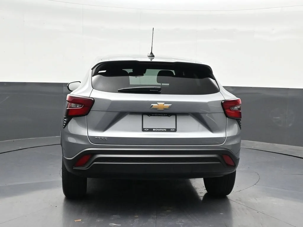 2024 Chevrolet Trax LS photo 4