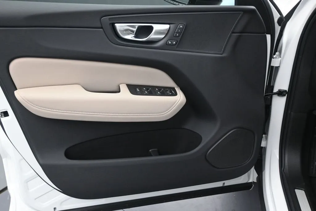 2026 Volvo XC60 B5 Core photo 11