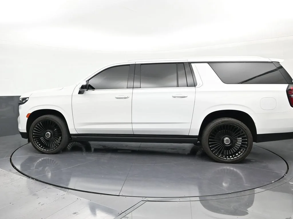 2021 Chevrolet Suburban High Country photo 2